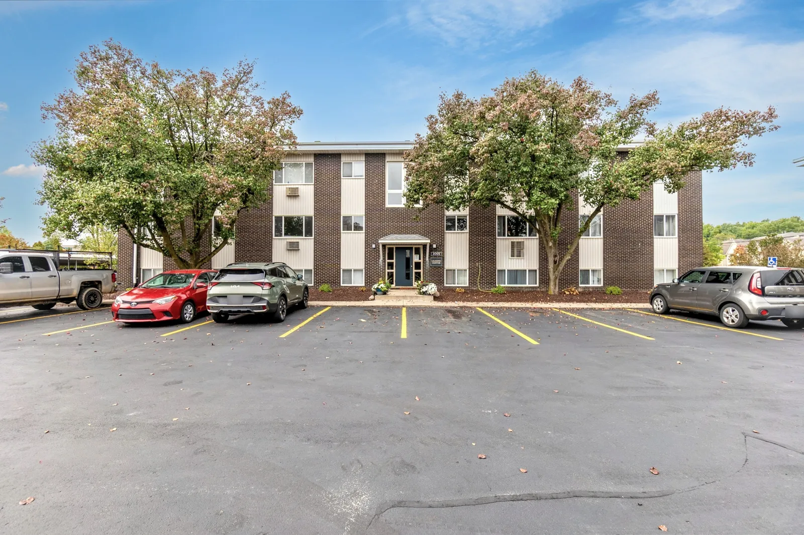arborhillsapartments_3 Front view of Arbor Hills Apartments showing parking spaces and building entrances